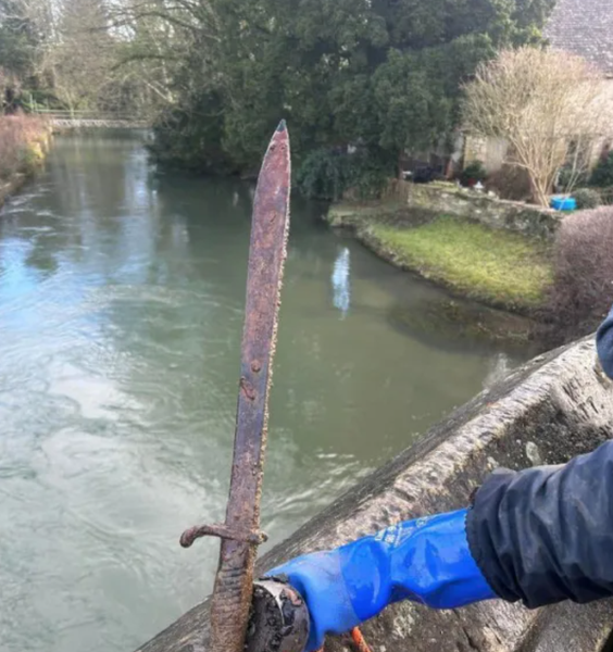 Меч викингов, уникальная находка, Тревор Пенни, рыбак, фото, Великобритания, реликвия, исторические экспонаты, Великобритания