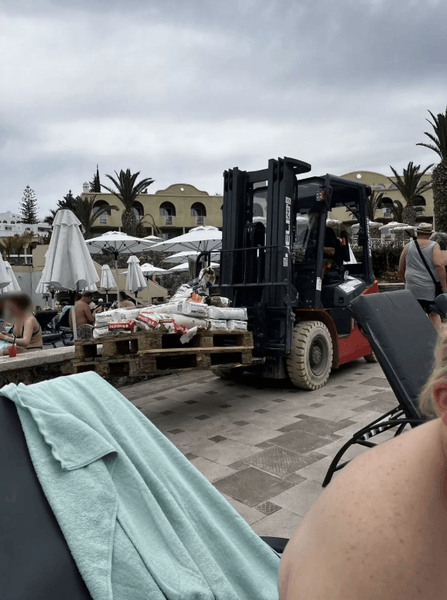 Молодожены пожалели о поездке в пятизвездочный отель, в котором началась стройка