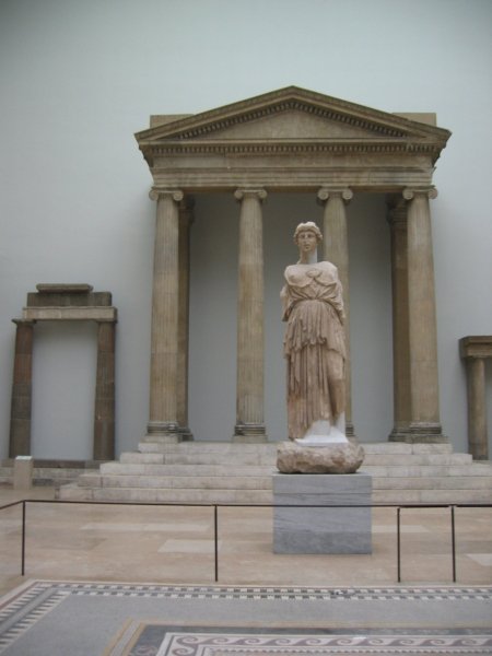 Копия ворот храма Зевса в Пергомском музее в Берлине.