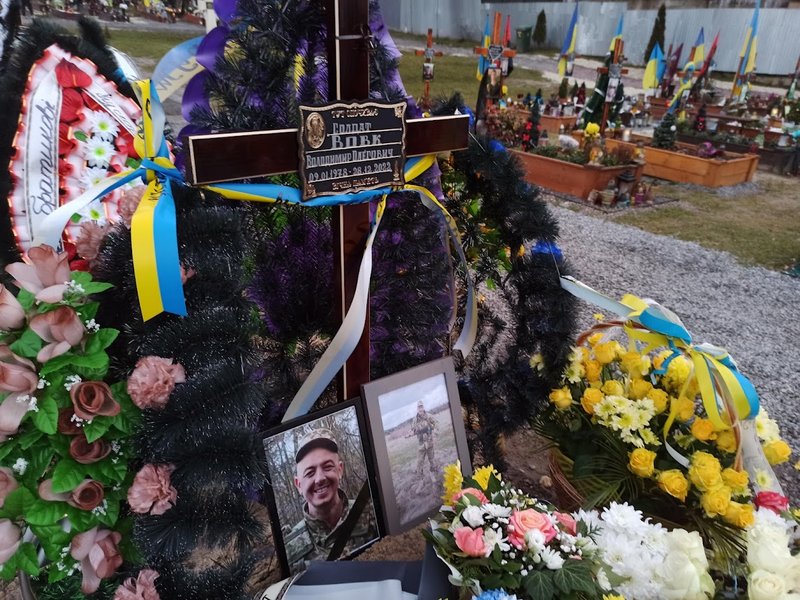 Могили загиблих воїнів на Марсовому полі у Львові потопають у квітах