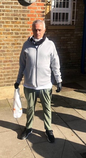 Моуриньо помогает доставлять еду пожилым людям в Лондоне