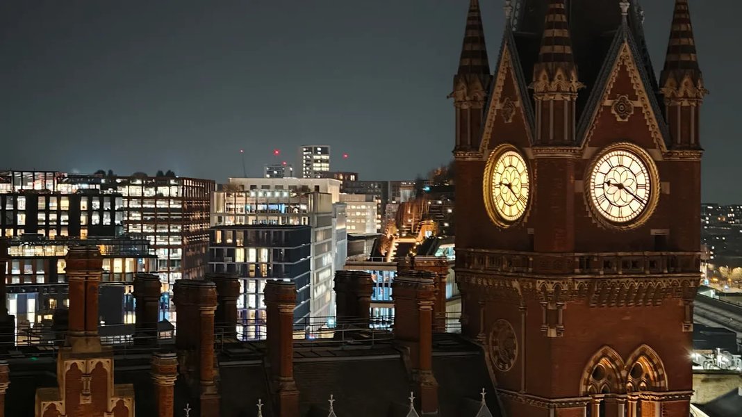 Телеобъектив Oppo Find X9 Pro Телеобъектив Oppo Find X9 Pro ночью