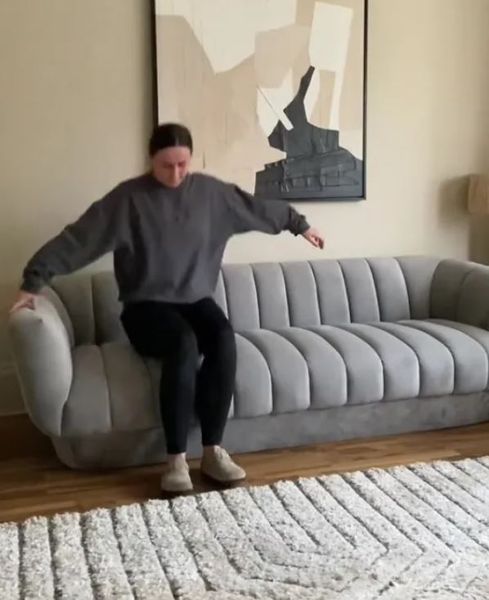 Реставрация старой мебели, женщина переделала старый диван из секонд-хенда на новый, ремонт, обновление мебели