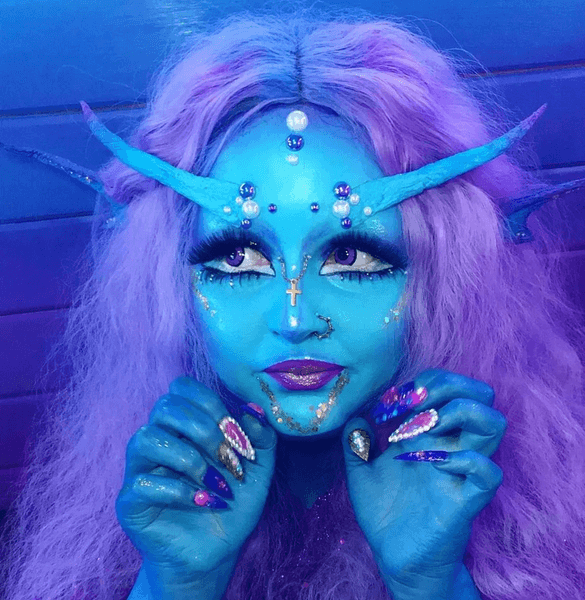 Женщина чувствует себя инопланетянкой, инопланетяне, красит кожу в синий, макияж, ушки эльфа, не чувствует себя человеком
