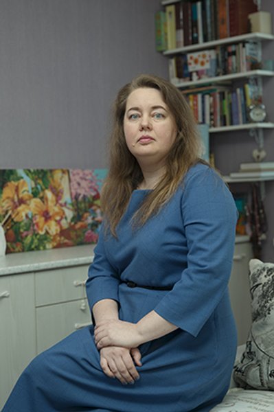 

Наталья Мовчан: "Все крутится вокруг неудовлетворенности женщины. Она просыпается невыспавшаяся, поднимает невыспавшегося ребенка, чтобы отправить его в детский сад к таким же, требующим внимания детям, как и он сам. А там — невыспавшаяся воспитательница"
