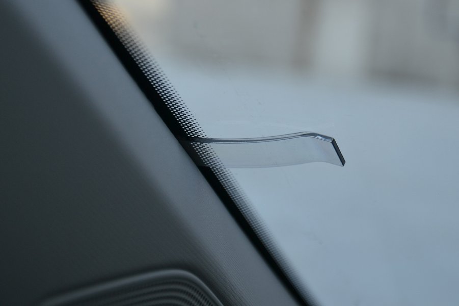 На лобовому склі — тримач для карток чи талонів