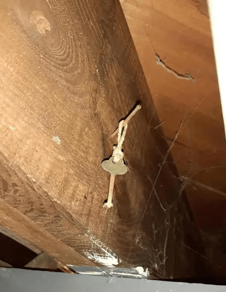 Таємничий ключ, захований у підвалі, спантеличив власника будинку