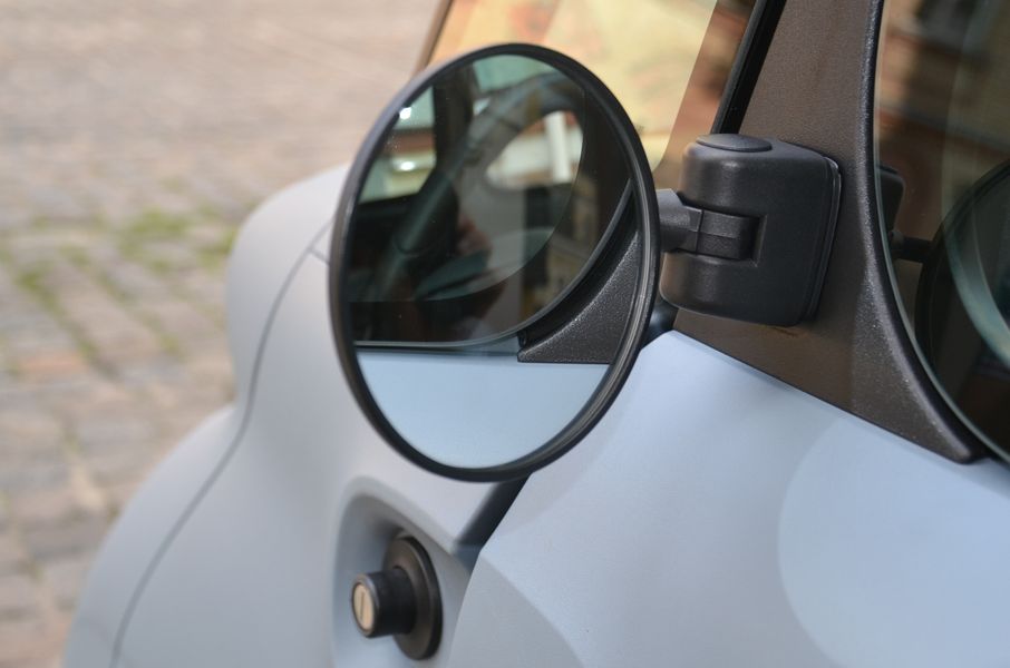 Дзеркала заднього виду регулюються вручну