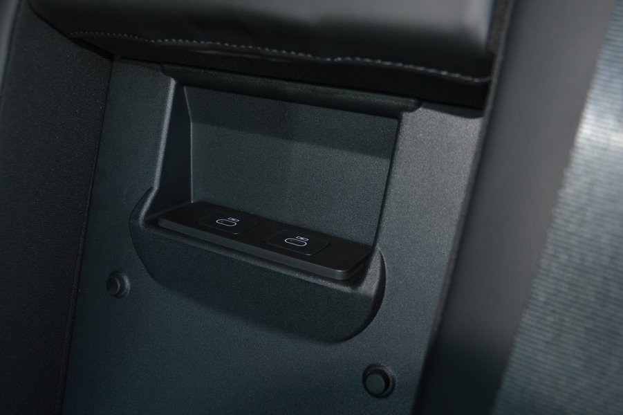 USB-порти сховані в ніші за заднім підлокітником