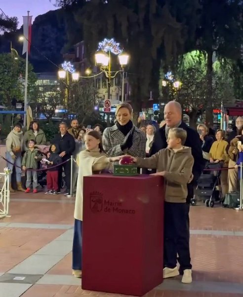 Князь Монако с женой и детьми