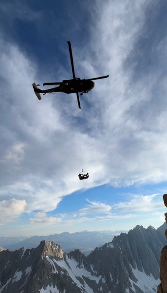 турист гора уильямсон спасение сша