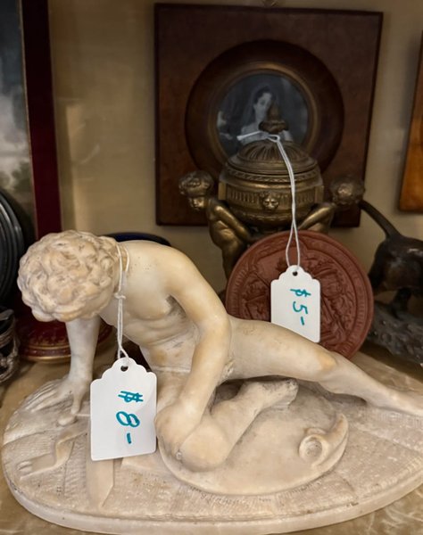 Копия римской статуи "Умирающий галл" и декоративные предметы с ценником в несколько долларов