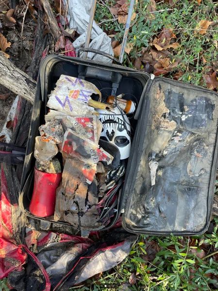 Мужчина нашел чужой чемодан, который выбросили в ручей возле его дома, что внутри, все подробности