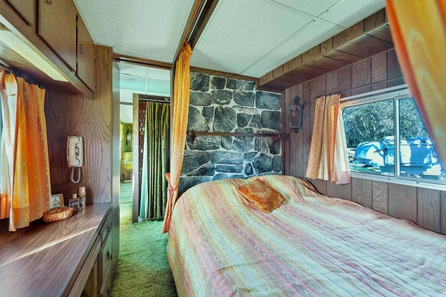 У спальні встановлене велике ліжко