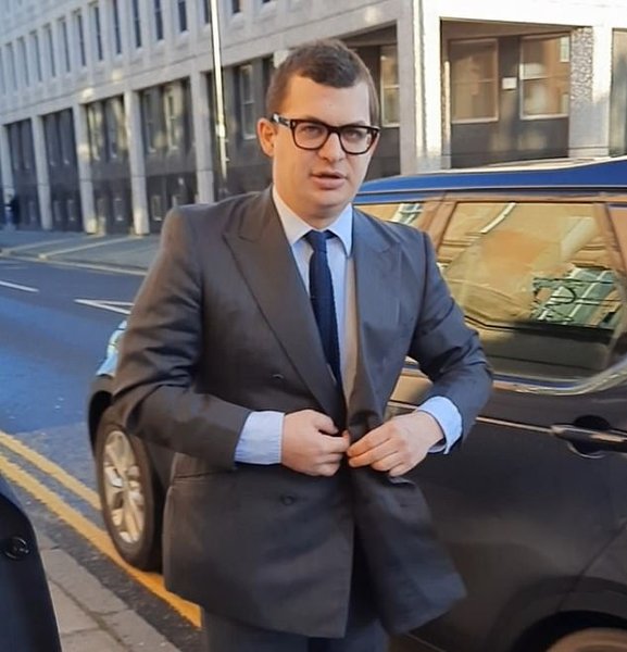 Саймон Боуз-Лайон, суд, родственник королевы