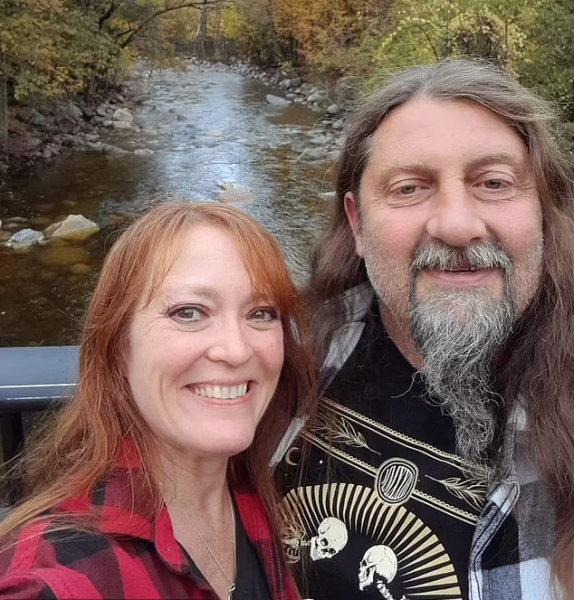 Жінка продає в'язані ляльки Джейсона Момоа Жінка продає ляльки, лялька Джейсона Момоа, почала свій бізнес, сумувала за хлопцем, в'язання гачком, одна вдома, соцмережі