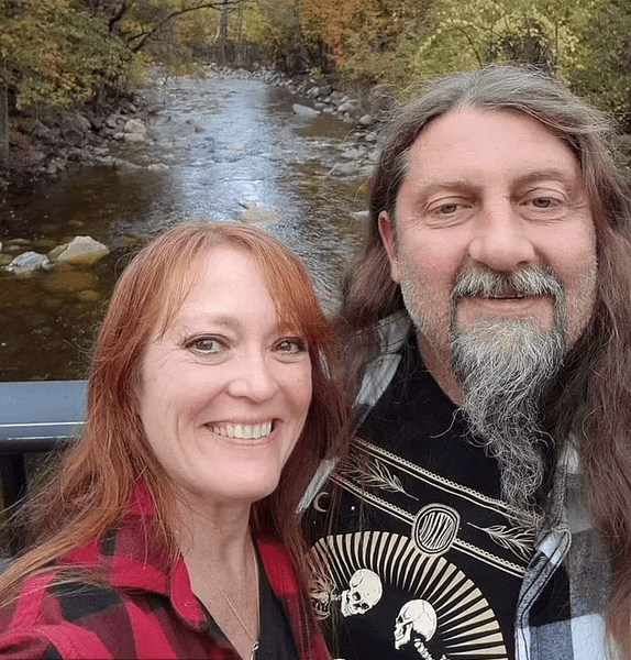 Женщина продает куклы, кукла Джейсона Момоа, начала свой бизнес, скучала за парнем, вязание крючком, одна дома, соцсети