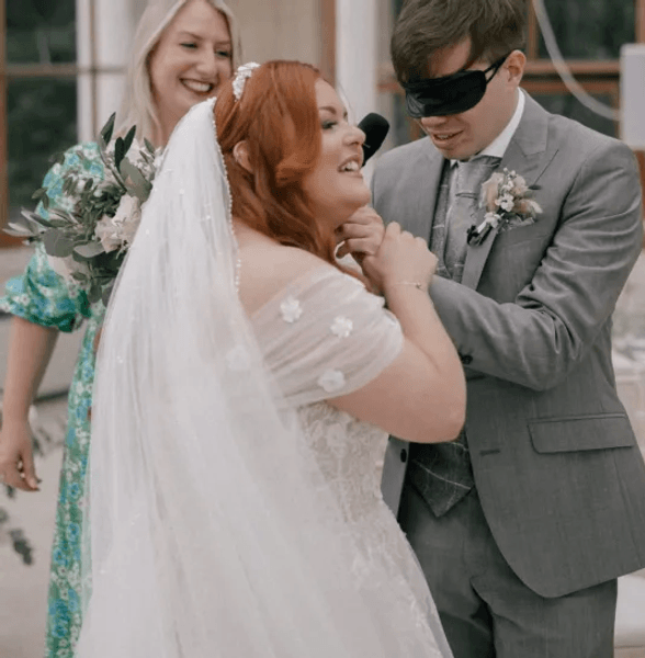 Свадьба слепой невесты, свадьба, брак, слепая невеста, потеряла зрение, генетическое заболевание, закрыла глаза, гости,