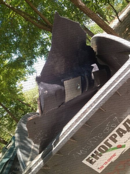 Большой осколок шахеда в мусорном баке