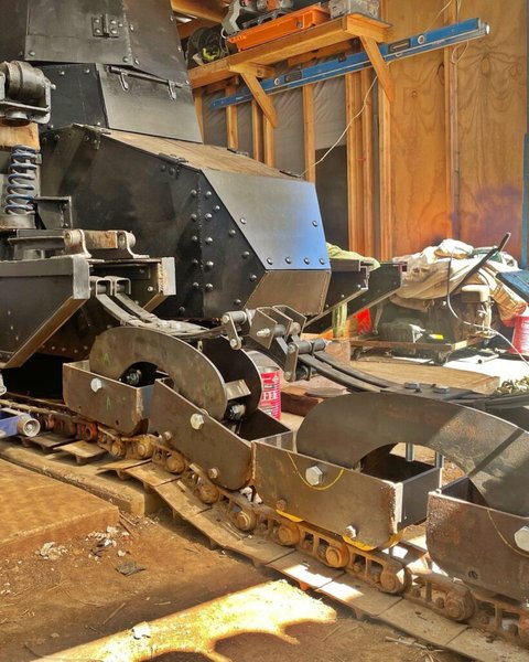 Чоловік зібрав танк своїми руками, FT-17, танк, бойова техніка, серійний танк, зробив своїми руками, дуло танка, танк у дворі