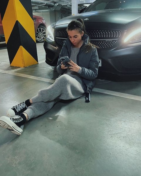Виктория Данченко около Mercedes