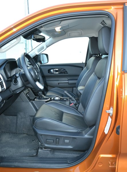 передние сиденья Mitsubishi L200, новый Mitsubishi L200, пикап Mitsubishi L200, Mitsubishi L200 2025, Mitsubishi L200 2025