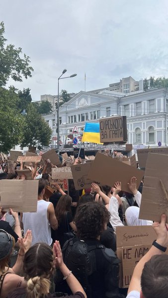 В Киеве проходят митинги против Сирского