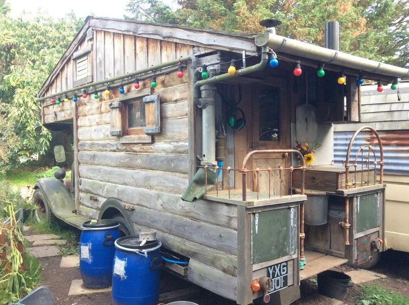 Ззаду облаштований невеликий ґанок