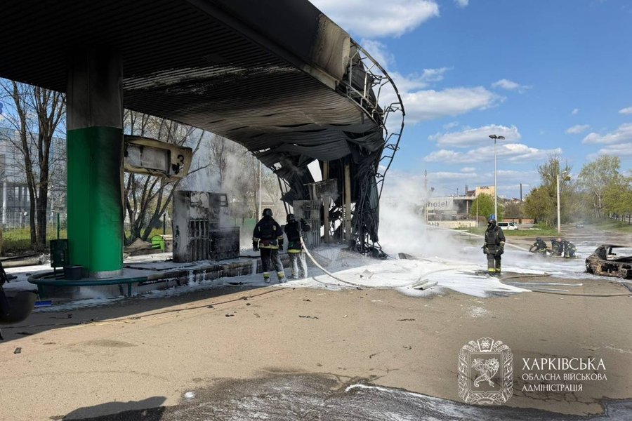 Ликвидация пожара на АЗС в Харькове после удара россиян