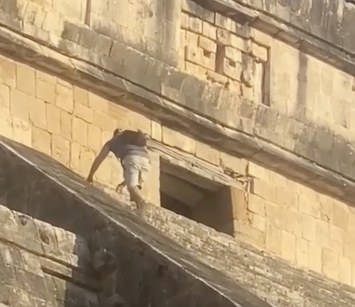 Турист изкачва пирамида в Мексико пирамида, Мексико, бит, турист, турист бит, турист избягал, бягство, нарушител, нарушение на правилата