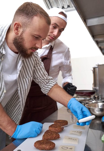 Андрей Черуха первым стал выпускать искусственные котлеты - фото