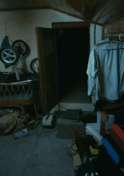 Чердак, фигура в дверном проеме, старинный чердак, загадочная фигура, силуэт призрака, грязный чердак, вещи на чердаке,