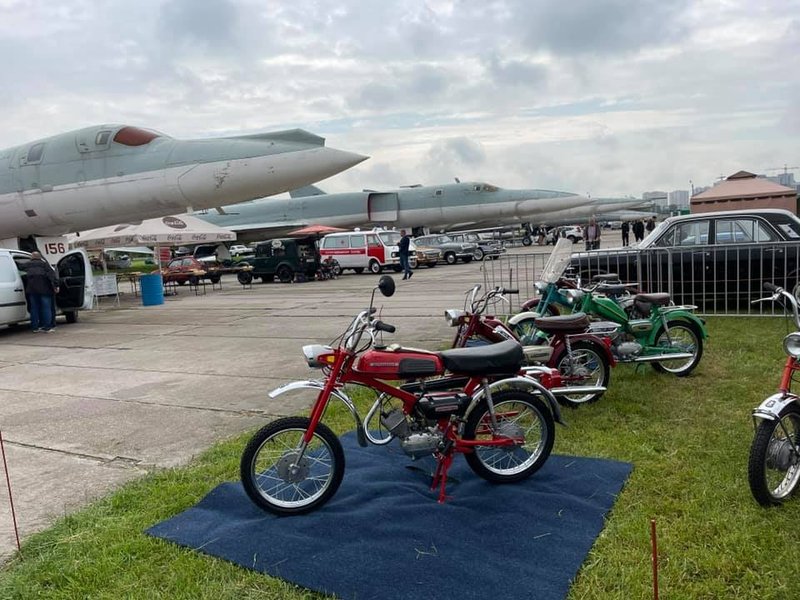 Мотоциклы, мопеды, мотовелосипеды на Old Car Land. Фото: Олег Омельницкий