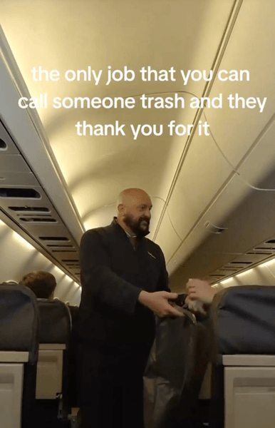 Бортпровідник ображає пасажирів, екіпаж літака, докучливі пасажири, сміття в літаку,