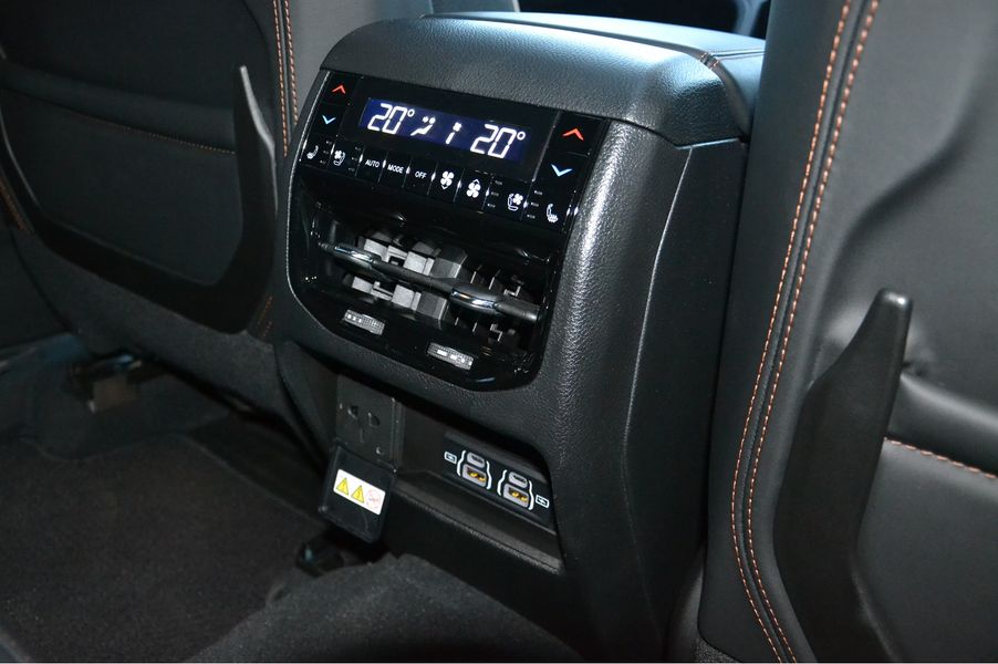 Для задних пассажиров предусмотрены отдельные зоны климата, подогрев и вентиляция кресел