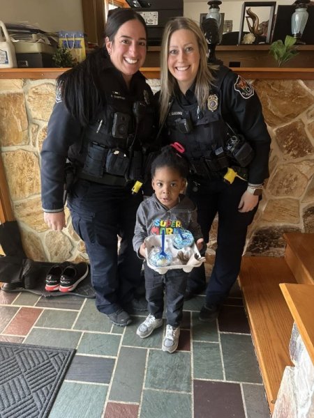 4-year-old-calls-911-to-report-mom-ate-his-ice-cream Хлопчик та поліцейські