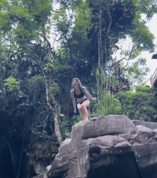 Туристи пригнули в таємничу водойму, струмок у джунглях Туристи пригнули в таємничу водойму, струмок у джунглях, водоспад, свербіж плавця, блогер, невідомі істоти, паразит, паразити у воді