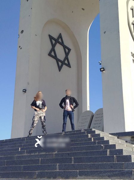 підлітки осквернили меморіал, меморіал жертвам Голокосту, Дробицький Яр, Харківська область