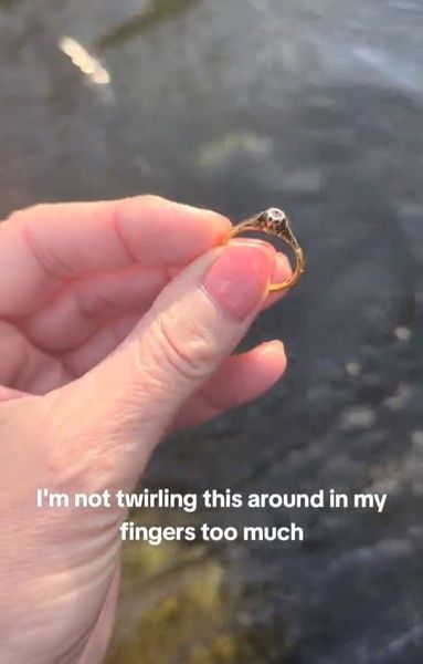 Дівчина знайшла каблучку, мисливиця за скарбами Джейн, прикраси, курйози