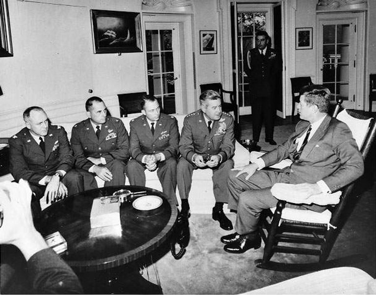 Джон Кеннеди на совещании с командующим ВВС США