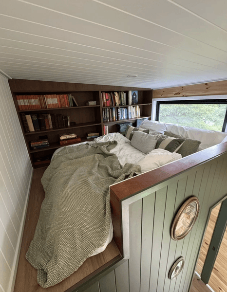 Интерьер компактного дома без ипотеки Спальня и мансарда в компактном доме, где живет мать двоих детей после развода