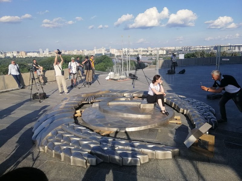 Демонтаж герба СРСР на щиті Батьківщини-матері в Києві