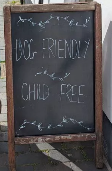 Паб попал в скандал из-за вывески, Дэвид Вустер, владелец паба в городе Сент-Олбанс, дети, семейный отдых