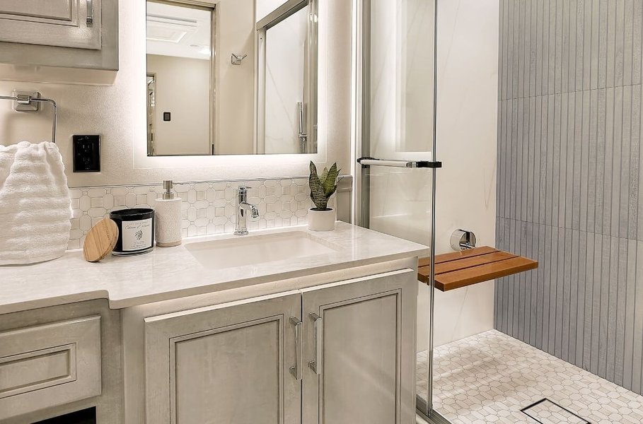 Санузел дополнен душем