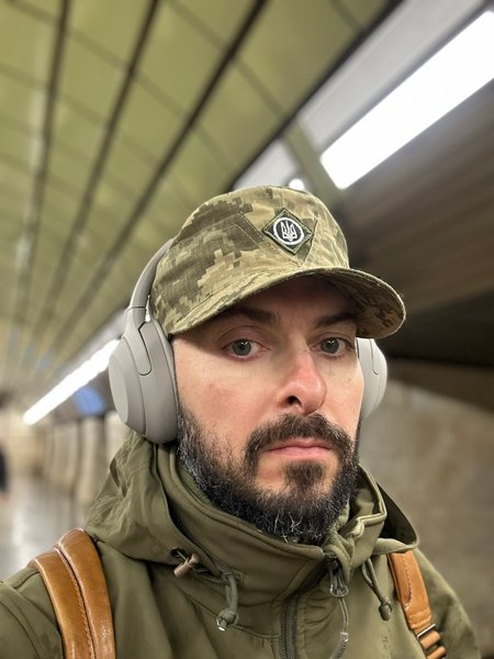 максим колесников, колесников военный, военный с яблоком