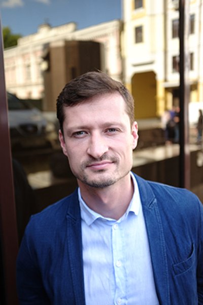 

Алексей Резниченко: "У нас сложилась традиция: родители, учителя с детства нам говорят, по какому пути нам идти. Но часто самые непослушные дети добиваются в жизни большего, чем их примерные одноклассники, которые шли по этой намеченной дорожке, получая отличные оценки"
