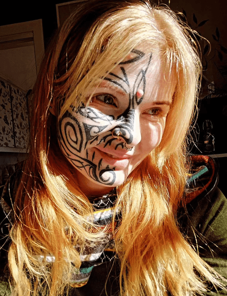 Девушка с татуировкой викинга, тату, тату на лице, рисунок на лице, символы викингов, богиня Хель, трудная жизнь, болезнь