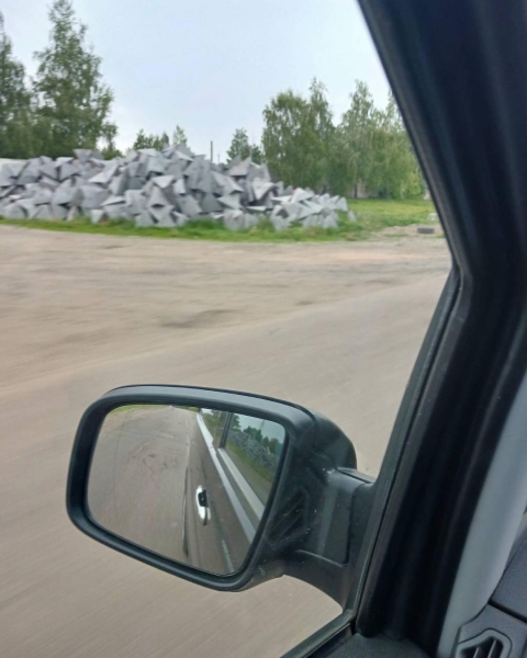 бетонні піраміди біля дороги Зуби дракона, Сумська область, Суми, лінія оборони, фортифікації, фото