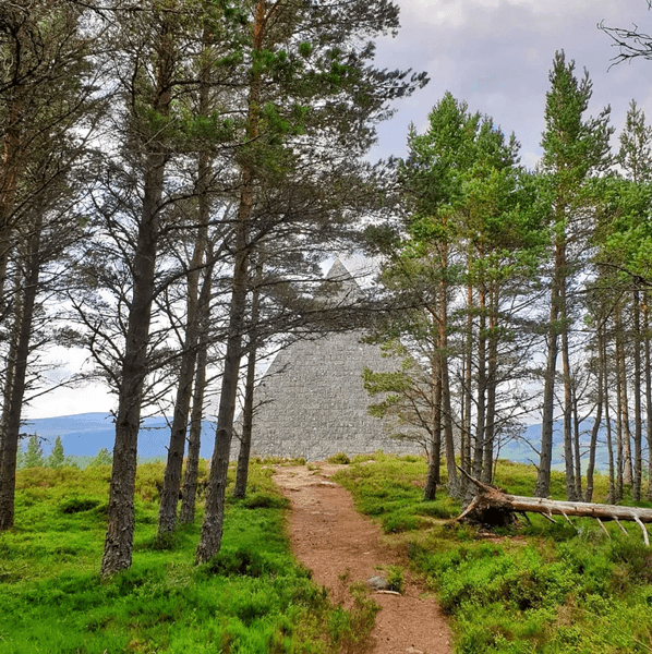 Піраміда в Шотландії, меморіал, туристична визначна пам'ятка, пам'ятник, піраміда в лісі, диво природи, каірн