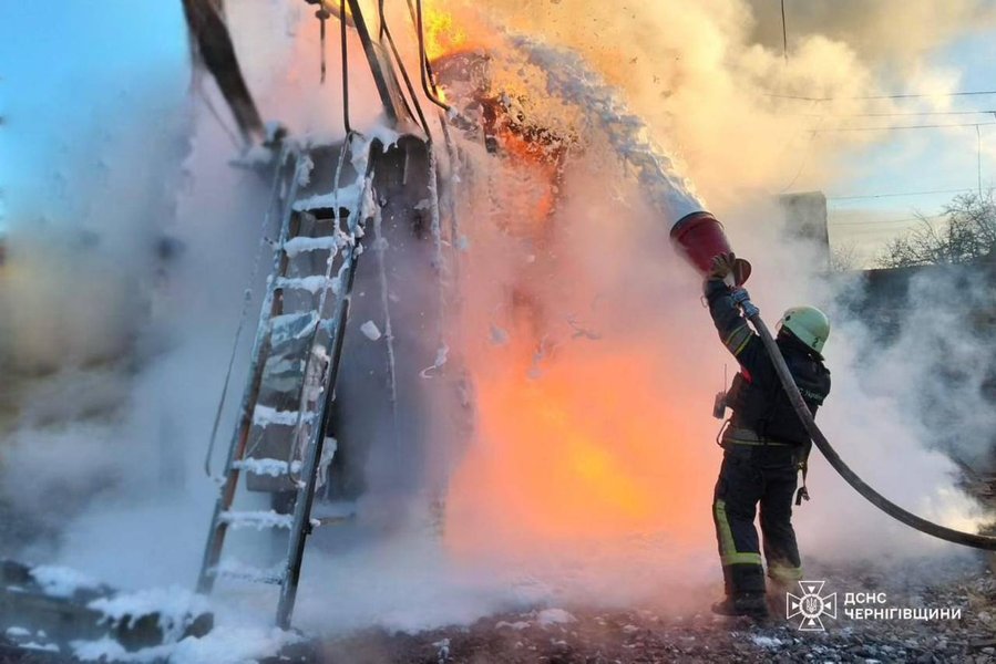 обстріл Чернігова 25 грудня 2025 року Співробітники ДСНС ліквідовують наслідки атаки ЗС РФ